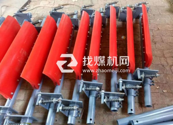 皮帶輸送機頭部清掃器，固達利聚氨酯清掃器廠家，攪拌站專用皮帶清掃器